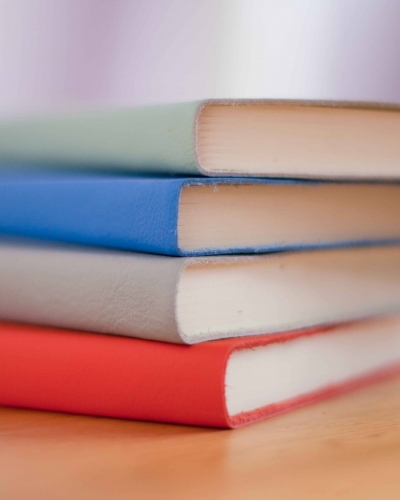 pile-de-livres-de-langues-a-newdeal centre de formation en langue label qualité